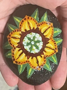 Bemalter Felsen Stein Miniatur Kunstwerk Blume gelb Illustrative Kunst Sammlerstück - Bild 1 von 6