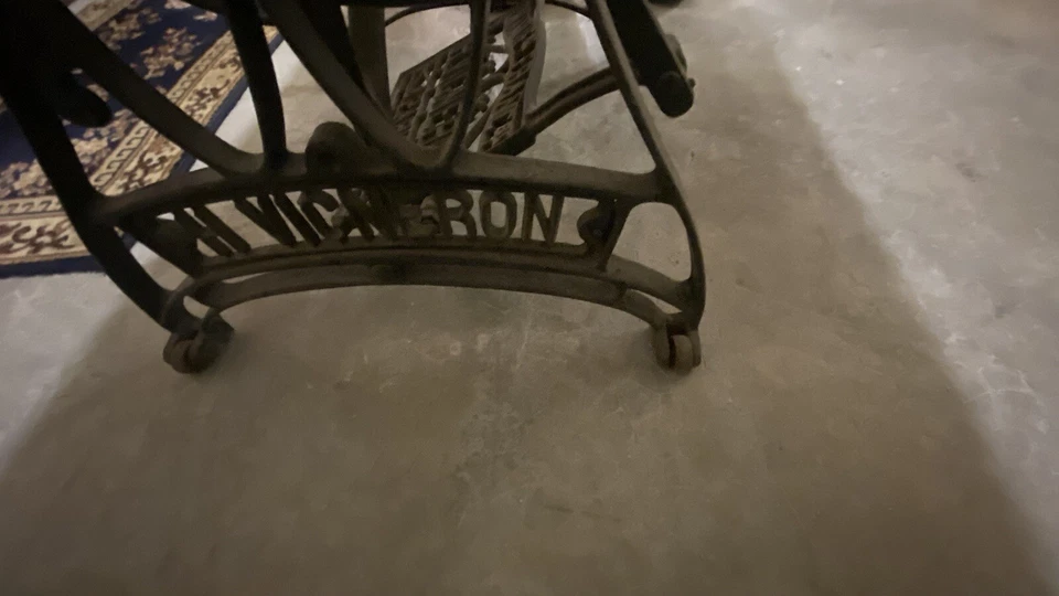 Machine À Coudre Ancienne Vigneron - Photo 1/4