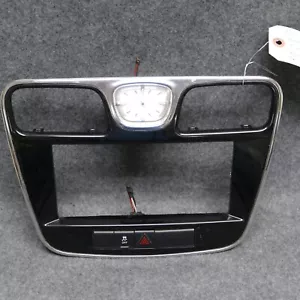 2011-2014 Chrysler 200 Sedan Radio Bezel Trim Clock Hazard Traction Switch 74392 - Foto 1 di 15