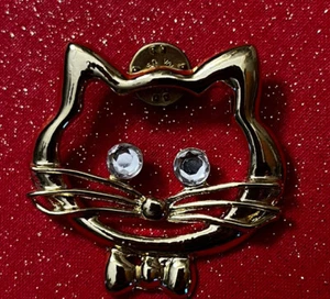 Vintage Cartoon Katze Reversnadel: Goldton mit Fliege & großen Strassaugen - Bild 1 von 5