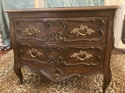 Hermoso cofre Bombay de nogal provincial francés de Henredon Luis XV Foto 1 de 4