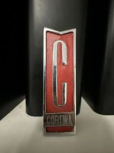 Vintage Ford Cortina Mk.2/Series 1 Red Grille Badge 1966–1968 - 3014E-88141-A - Picture 1 of 4