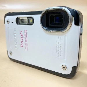 Olympus Tough TG-620 Compact Digital Camera with SD Card and Reader - Picture 1 of 12