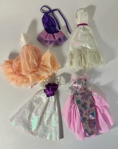 Lote De 5 GLAMOROSOS Vestidos y Vestidos Barbie Vintage Años 80 90 Iridiscentes Brillantes! - Imagen 1 de 11