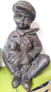Bronzefigur sitzender Junge mit Hund - Bild 1 von 2
