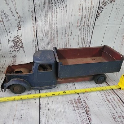 Vintage structo? 1920 or 30 very old pressed steel dump truck 24" long no hood - Image 1 of 4