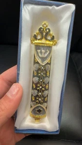 Jüdische Mezusah schwarz, grau & gold mit Edelsteinen und Juwelen Stern Neu im Karton - Bild 1 von 3