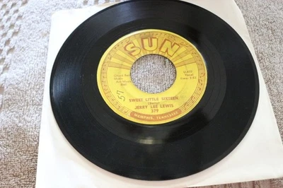JERRY LEE LEWIS-"SWEET LITTLE SIXTEEN" SUN 379, 1962, VG+ Foto 1 de 2