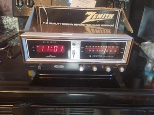 Vintage Zenith K472W AM/FM Radiowecker Nos - Bild 1 von 7