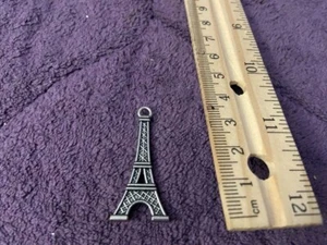 EIFFEL TOWER CHAIN PENDANT SILVER COLORED - Picture 1 of 1
