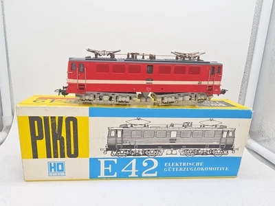 PIKO 5/6212/001 242 003-2 DR (DDR) Red Livery With White Stripe Large - Image 1 of 4