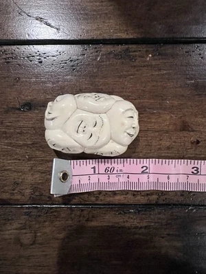 Netsuke japonés con caras talladas firmado Foto 1 de 3