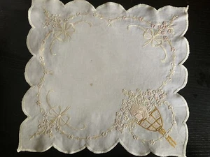 Antique Vintage Hand Embroidered Scalloped edge place /table mat doily 1920-30s - Picture 1 of 8