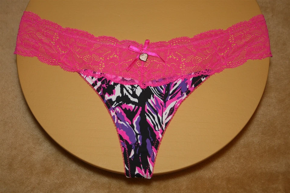 Tanga multicolor con bandas de encaje rosa con arco brillante y dije de corazón - 8/36 Foto 1 de 2