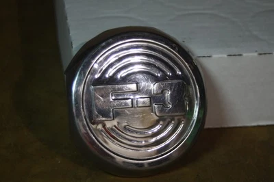 Emblema lateral vintage do capô da picape Ford F - 3 fabricante de equipamento original 1948-1950 - Imagem 1 de 4