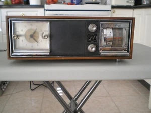 Llyod's analog Alarm Clock AM/FM Radio, model no. 9J37W-16A, tested, clean - Picture 1 of 16