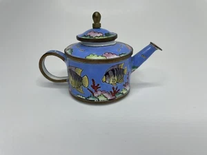 Tetera miniatura vintage azul con patrón de peces tropicales esmaltados en cobre - Imagen 1 de 7