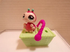 Littlest Pet Shop~#1813~Ladybug~rosa rosso blu~occhi a pois verdi~cestino da picnic verde - Foto 1 di 4