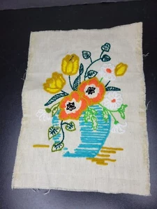 Handgefertigte Crewel Garn Landhaus Kern Wandkunst Vase mit Blumen 8,5" x 12" - Bild 1 von 4