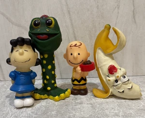 Colección de estatuillas, incluyendo dos personajes de la tira cómica de The Peanuts - Imagen 1 de 9