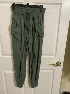 Leichte Jogginghose Damen Größe Small Aerie in olivgrün mit großen Taschen - Bild 1 von 5