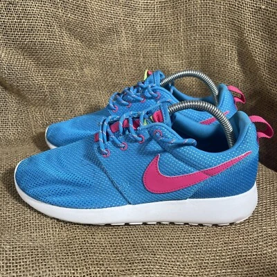 Zapatilla deportiva Nike Rosherun 599729-400 EE. UU. 5,5 juvenil para mujer 7 azul con Swoosh rosa Foto 1 de 4