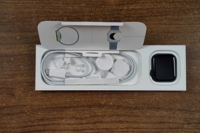 Apple Watch SE 44mm GPS + Cellular Midnight Aluminum Case w/ Sport Band - Bild 1 von 4