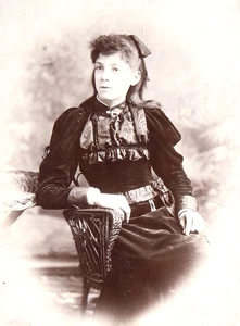 TARJETA DE GABINETE MUJER JOVEN ESTUDIO DUNDEE SCOTLAND CDV 5x7 VICTORIAN A & G TAYLOR - Imagen 1 de 3