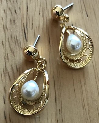 BRINCOS PENDURADOS VINTAGE RAROS APOSENTADOS NOVOS NOS SARAH COVENTRY OURO FILIGRANA PÉROLA - Imagem 1 de 4