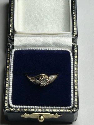 ¡Excelente regalo para damas! Anillo de compromiso de diamantes torcidos de oro macizo de 9 quilates talla J? Foto 1 de 3