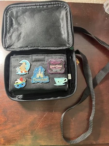 Bolsa de intercambio de alfileres con correa y 28 grandes alfileres - Stitch Mickey Cars Haunted Mansion - Imagen 1 de 17