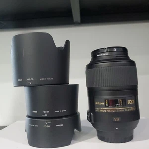 Nikon AF-S Micro Nikkor 85mm f3.5 G ED DX VR Macro Objektiv mit Kappen & 3 Hauben - Bild 1 von 7