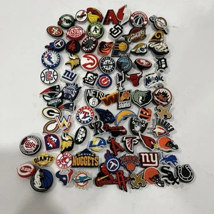 Lote de 81 dijes para zapatos con logotipos de equipo NBA MLB Crocs Jibbitz - Imagen 1 de 5