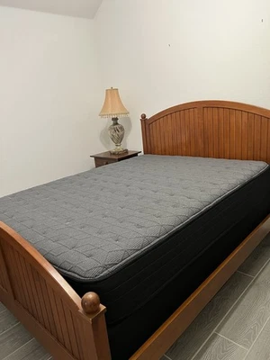 Colchón SEALY Queen con somier medio firme ligeramente usado Foto 1 de 4