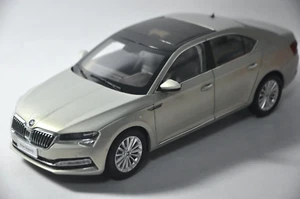 Modellino auto SAIC Skoda Superb 2020 in firmamento dorato 1/18 - Foto 1 di 8