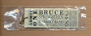 Bruce Springsteen Nacido en los EE. UU. RARO Promo Metal Ticket Llavero '84 SELLADO - Imagen 1 de 2