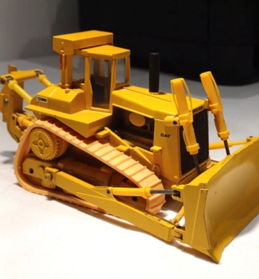 TRACTOR BULLDOZER CAT D10.  1/50 DIECAST NZG Modelo 285 Foto 1 de 4