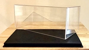 Display box / Boîte vitrine BBR 1:18 - Base similicuir noir - Not new / Occasion - Afbeelding 1 van 5