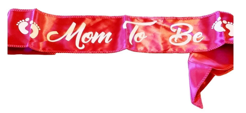 Faja rosa oscuro satinada “Mom To Be” - Accesorio para fiesta de embarazo baby shower Foto 1 de 4