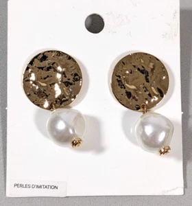 H & M White Pearl Gold Tone Hammered Disc Dangle Pierced Earrings Bold Statement - Picture 1 of 7