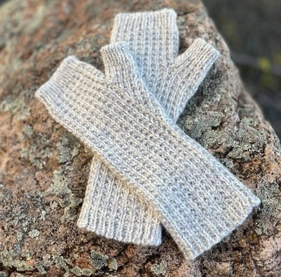 100% wool hand-knitted mittens, gray melange - Image 1 of 3