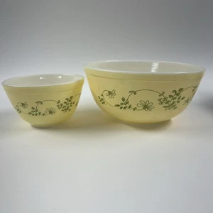 Vintage Pyrex "Shenandoah" verschachtelte Rührschüsseln 2er Set gelb #'s 401, 403 - Bild 1 von 6