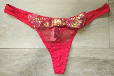 Nuevo con etiquetas Vintage Victoria's Secret Sexy Little Things Rojo Tanga Bragas Lentejuelas Lazo S Foto 1 de 4