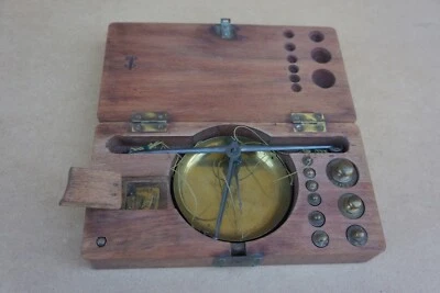 ANCIENNE BALANCE À FLÉAU DE CHANGEUR (TRÉBUCHET) - Photo 1/4