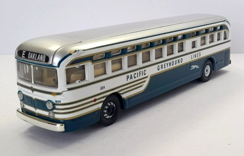 Corgi Classics Vintage Buses 98600 General Motors 4502 - Pacific Greyhound Lines - Image 1 of 4