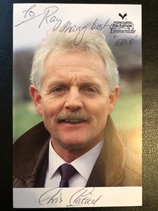Tarjeta de reparto fotográfica autografiada por Chris Chittell de Eric Pollard de Emmerdale 21 - Imagen 1 de 2