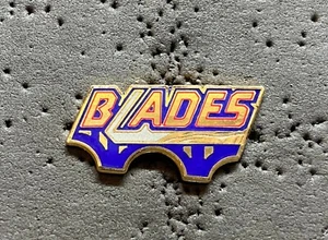 Saskatoon Blades 1993-2000 Logo WHL Hockey Pin - Bild 1 von 2