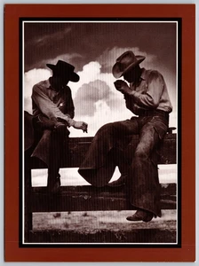 Foto postal de vaqueros sentados en la cerca tiempo libre vintage con letra grande 8 x 5,75 pulgadas - Imagen 1 de 2