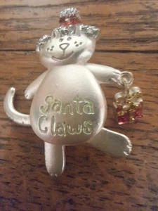 Vintage TC Weihnachten Katze mit Geschenk Brosche Anstecknadel silberfarben "Weihnachtsmannkrallen" - Bild 1 von 8