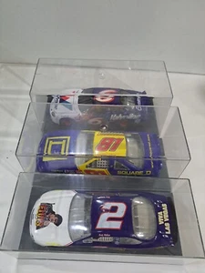 3 Die Cast 1:24 NASCAR Autos mit Koffer (2 Rusty & 81 Kenny Wallace 6 Mark Martin) - Bild 1 von 8